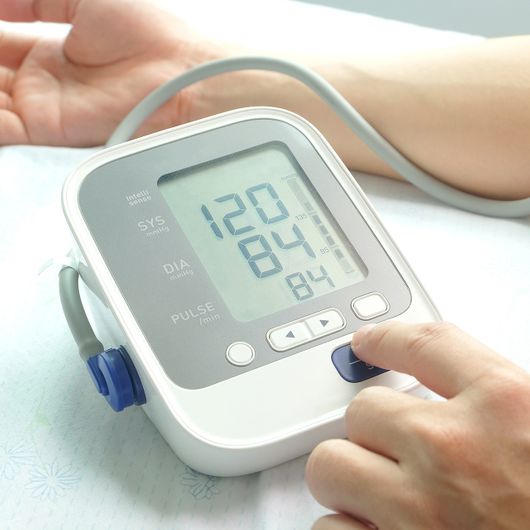 Herz untersuchen lassen mit Blutdruckmessgerät in Graz
